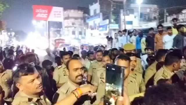 अधिवक्ता के भाई की पिटाई के बाद सड़क पर चक्काजाम, FIR को लेकर वकीलों का हंगामा
प्रयागराज। धूमनगंज थाना क्षेत्र में हाईकोर्ट की महिला अधिवक्ता के भाई के साथ सड़क पर मारपीट किए जाने के बाद सोमवार को बवाल हो गया। घटना से नाराज अधिवक्ताओं ने सड़कों पर चक्काजाम कर दिया।
आरोप है कि कुछ दबंगों ने महिला अधिवक्ता के भाई को खुलेआम सड़क पर पीटा। मामले में धूमनगंज थाने पर एफआईआर दर्ज न होने से अधिवक्ताओं में आक्रोश फैल गया।
इसके बाद बड़ी संख्या में वकील मौके पर पहुंच गए और सड़क पर जाम लगा दिया। सूचना पर पहुंची पुलिस ने अधिवक्ताओं को समझाने का प्रयास किया।
हालांकि अधिवक्ता एफआईआर दर्ज कराने की मांग पर अड़े रहे। सड़क पर वकीलों की भीड़ जुटने से यातायात प्रभावित हो गया।
पुलिस अधिकारियों ने अधिवक्ताओं से बातचीत कर मामला शांत कराने का प्रयास किया। घटना को लेकर क्षेत्र में तनाव की स्थिति बनी रही।
#प्रयागराज #धूमनगंज #अधिवक्ता #चक्काजाम #मारपीट FIR PrayagrajPolice H