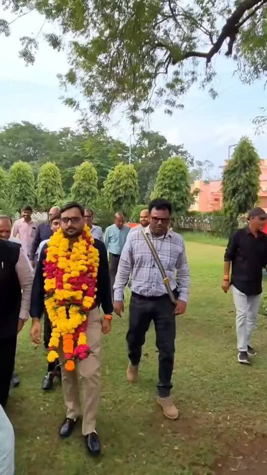 झाँसी : ABP न्यूज़ के रिपोर्टर पुष्पेंद्र यादव इलेक्ट्रॉनिक मीडिया क्लब के निर्विरोध पुनः राष्ट्रीय अध्यक्ष चुने गए,,पत्रकार साथियों ने जताया भरोसा, लगातार तीसरी बार मिली महत्वपूर्ण जिम्मेदारी