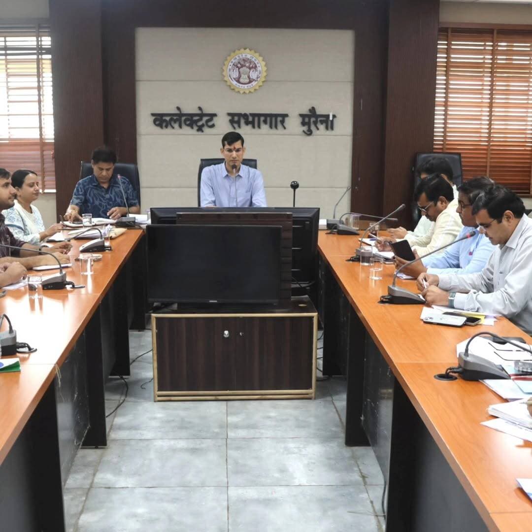 मुरैना में प्रधानमंत्री पोषण शक्ति निर्माण योजना की समीक्षा बैठक आयोजित की गई। कलेक्टर श्री लोकेश कुमार जांगिड़ ने अधिकारियों को निर्देश दिए कि प्रत्येक बच्चे को निर्धारित मीन्यू के अनुसार गुणवत्तापूर्ण, स्वच्छ एवं पौष्टिक मध्यान्ह भोजन मिले। साथ ही विद्यालयों का नियमित निरीक्षण कर पीएम पोषण एप पर जानकारी दर्ज करने के निर्देश दिए गए। बच्चों के स्वास्थ्य परीक्षण, भोजन की गुणवत्ता जांच और किचिन शेड निर्माण के प्रस्ताव जल्द भेजने पर भी जोर दिया गया।
