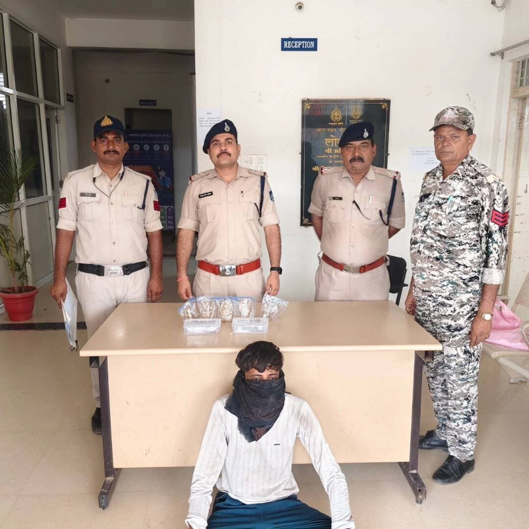 मुरैना के पोरसा थाना पुलिस को चोरी के मामले में बड़ी सफलता मिली है। पुलिस ने एक आरोपी को गिरफ्तार कर उसके कब्जे से सोने-चांदी के आभूषण और पीतल की मूर्तियां सहित करीब 2 लाख 20 हजार रुपये का चोरी गया माल बरामद किया है।
पुलिस के अनुसार आरोपी ने 10 अगस्त की रात एक घर में चोरी की वारदात को अंजाम दिया था। पुलिस अधीक्षक धर्मराज मीना के निर्देश पर गठित टीम ने मुखबिर की सूचना पर आरोपी को गिरफ्तार कर लिया।
पोरसा पुलिस की इस कार्रवाई में थाना प्रभारी जयदीप सिंह भदौरिया सहित पुलिस टीम की सराहनीय भूमिका रही।
