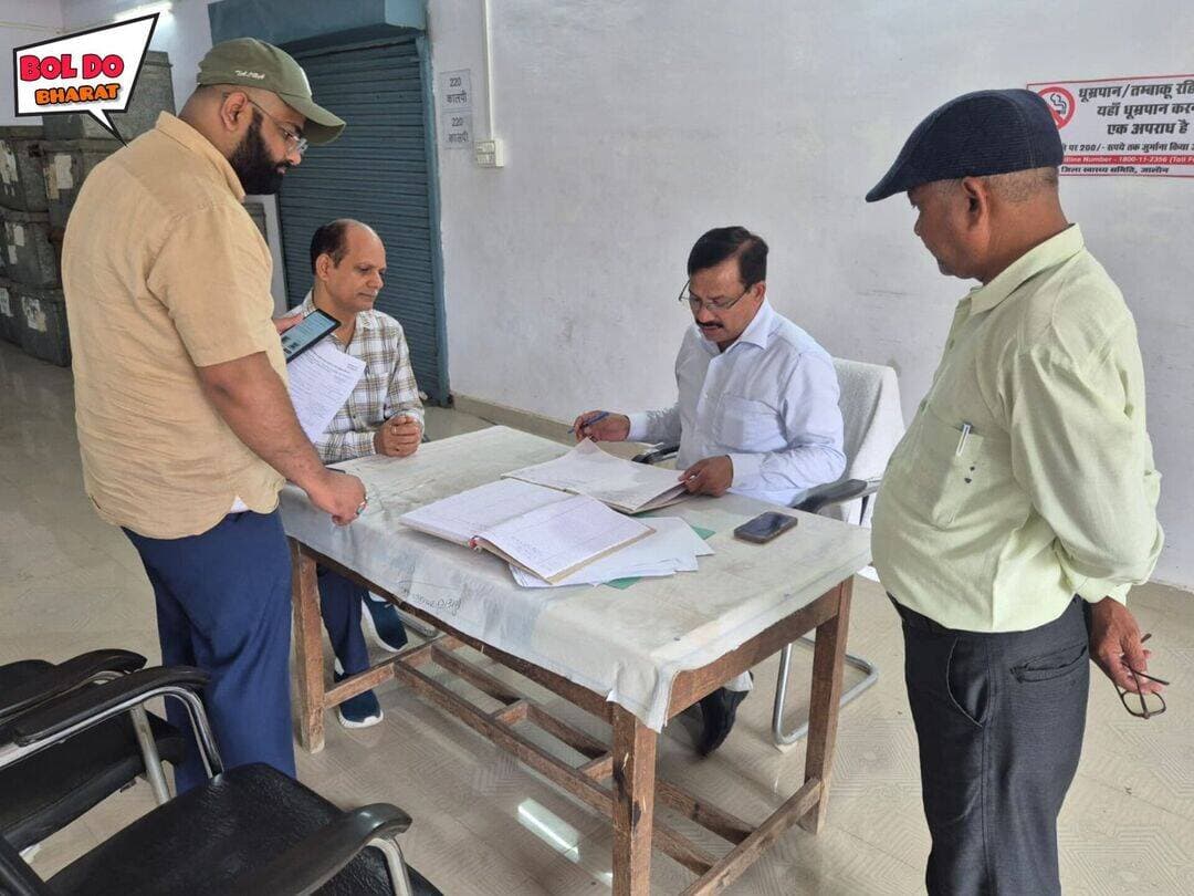 ईवीएम-वीवीपैट वेयरहाउस का जिला निर्वाचन अधिकारी ने किया मासिक निरीक्षण
सुरक्षा व्यवस्था एवं सीसीटीवी निगरानी प्रणाली का लिया जायजा, लॉग-बुक में दर्ज की टिप्पणी
जितेंद्र गुप्ता ✍️। जालौन
भारत निर्वाचन आयोग, नई दिल्ली एवं मुख्य निर्वाचन अधिकारी, उत्तर प्रदेश, लखनऊ द्वारा जारी निर्देशों के क्रम में जिला निर्वाचन अधिकारी राजेश कुमार पाण्डेय ने सोमवार को जनपद मुख्यालय स्थित ईवीएम एवं वीवीपैट वेयरहाउस प्रथम एवं द्वितीय का प्रस्तावित मासिक स्थलीय निरीक्षण किया।
जिला निर्वाचन अधिकारी ने वेयरहाउस में ईवीएम एवं वीवीपैट के रख-रखाव, सुरक्षा व्यवस्था तथा संबंधित अभिलेखों का बारीकी से अवलोकन किया। उन्होंने ईवीएम लॉग-बुक का भी निरीक्षण करते हुए उसमें आवश्यक टिप्पणी अंकित की। निरीक्षण के दौरान निर्वाचन प्रक्रिया की पारदर्शिता एवं ईवीएम-वीवीपैट की सुरक्षा से संबंधित निर्धारित व्यवस्थाओं का जायजा लिया गया।
निरीक्षण के उपरांत जिला निर्वाचन अधिकारी ने सहायक जिला निर्वाचन अधिकारी कक्ष में स्थापित सीसीटीवी मॉनिटरिंग सिस्टम का अवलोकन किया। उन्होंने वेयरहाउस की निगरानी व्यवस्था को भी देखा तथा निर्वाचन आयोग के निर्देशों के अनुरूप सुरक्षा एवं निगरानी व्यवस्था को निरंतर प्रभावी बनाए रखने पर जोर दिया।
इस अवसर पर अपर जिलाधिकारी (वित्त एवं राजस्व)/उप जिला निर्वाचन अधिकारी राजीव राज, उपजिलाधिकारी उरई एवं इंचार्ज ईवीएम-वीवीपैट वेयरहाउस उत्तम कुमार तिवारी तथा ईवीएम सहायक तलहा मजहर सहित संबंधित अधिकारी एवं कर्मचारी उपस्थित रहे।
<nis:link nis:type=tag nis:id=evm nis:value=Evm nis:enabled=true nis:link/> <nis:link nis:type=tag nis:id=वीवीपैट nis:value=वीवीपैट nis:enabled=true nis:link/> <nis:link nis:type=tag nis:id=dmjalaun nis:value=Dmjalaun nis:enabled=true nis:link/> <nis:link nis:type=tag nis:id=orai nis:value=orai nis:enabled=true nis:link/> <nis:link nis:type=tag nis:id=jalaun nis:value=jalaun nis:enabled=true nis:link/>