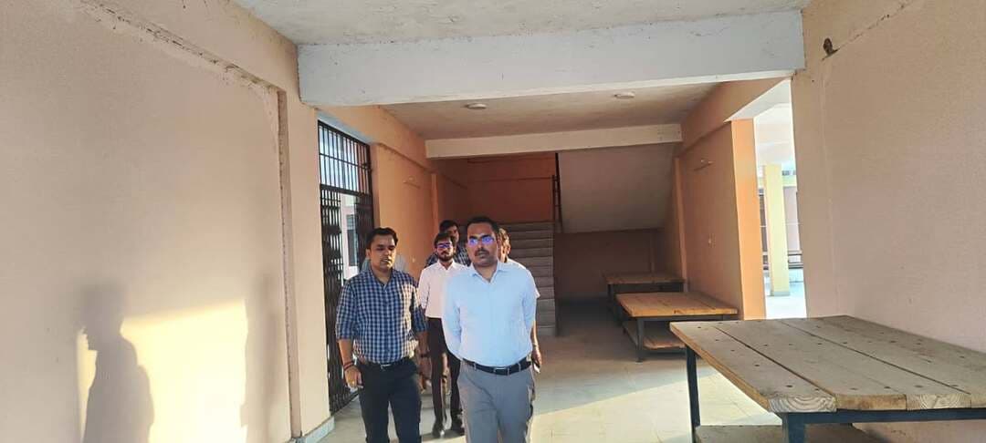 जिला निर्वाचन अधिकारी ने आईटीआई खोलड़ी का किया निरीक्षण
*नगरीय निकाय चुनाव के मद्देनजर ईवीएम स्ट्रांग रूम सहित अन्य व्यवस्थाओं का लिया जायजा*
सलूम्बर, 24 अगस्त। नगरीय निकाय आम चुनाव-2026 के मद्देनजर जिला निर्वाचन अधिकारी मुहम्मद जुनेद पी.पी. ने सोमवार को आईटीआई खोलड़ी का निरीक्षण किया। इस दौरान उन्होंने निर्वाचन प्रक्रिया से संबंधित तैयारियों एवं व्यवस्थाओं का जायजा लेते हुए संबंधित अधिकारियों को आवश्यक दिशा-निर्देश प्रदान किए।
जिला निर्वाचन अधिकारी ने निरीक्षण के दौरान ईवीएम स्ट्रांग रूम की सुरक्षा व्यवस्था, सीसीटीवी निगरानी, प्रवेश एवं निकास व्यवस्था सहित अन्य आवश्यक व्यवस्थाओं की जानकारी ली। उन्होंने स्ट्रांग रूम की सुरक्षा एवं निगरानी व्यवस्था को निर्वाचन आयोग के निर्धारित प्रोटोकॉल के अनुरूप पुख्ता बनाए रखने के निर्देश दिए।
उन्होंने आईटीआई परिसर में निर्वाचन सामग्री के सुरक्षित रख-रखाव, मतदान दलों की आवाजाही, सुरक्षा व्यवस्था तथा अन्य चुनावी व्यवस्थाओं का भी निरीक्षण किया। जिला निर्वाचन अधिकारी ने अधिकारियों को निर्देशित किया कि नगरीय निकाय चुनाव को स्वतंत्र, निष्पक्ष, पारदर्शी एवं शांतिपूर्ण ढंग से संपन्न कराने के लिए सभी आवश्यक तैयारियां समयबद्ध रूप से पूर्ण की जाएं।
उन्होंने कहा कि निर्वाचन प्रक्रिया से जुड़े प्रत्येक कार्य में निर्धारित दिशा-निर्देशों एवं प्रोटोकॉल की पूर्ण पालना सुनिश्चित की जाए। साथ ही सभी संबंधित अधिकारी आपसी समन्वय के साथ कार्य करते हुए व्यवस्थाओं की नियमित मॉनिटरिंग करें।
निरीक्षण के दौरान उप जिला निर्वाचन अधिकारी एवं जिला कलक्टर डॉ. दिनेश राय सापेला, ईआरओ जगदीश चंद्र बामणिया सहित संबंधित अधिकारी एवं कर्मचारी उपस्थित रहे। अधिकारियों ने जिला निर्वाचन अधिकारी को चुनाव तैयारियों एवं व्यवस्थाओं की विस्तृत जानकारी दी।