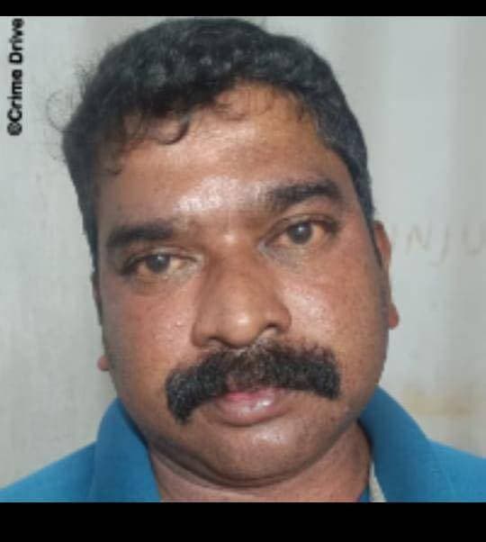 പന്തളത്ത് വയോധികയെയും മകനെയും ക്രൂരമായി ആക്രമിച്ച പ്രതികൾ പിടിയിൽ
മുൻ വൈരാഗ്യത്താൽ വീട്ടിൽ അതിക്രമിച്ചു കയറി വൃദ്ധയായ മാതാവിനെയും മകനെയും ആക്രമിച്ച കേസിൽ മൂന്ന് പ്രതികളെ പന്തളം പോലീസ് പിടികൂടി.
പന്തളം കുന്നിക്കുഴി അനിഴം വീട്ടിൽ ചിണ്ടൻ എന്ന് വിളിക്കുന്ന ബിനു (46) , പന്തളം തോട്ടക്കോണം കൊച്ചുതറമേൽ വീട്ടിൽ മണികണ്ഠൻ എന്ന് വിളിക്കുന്ന രാഹുൽ ആർ നായർ (29), പന്തളം ചെറുമല തരിപ്പോട്ടിൽ വടക്കേതിൽ വീട്ടിൽ സുജിത്ത് (39) എന്നിവരെയാണ് പന്തളം പോലീസ് അറസ്റ്റ് ചെയ്തത്.ഈ മാസം പതിനൊന്നാം തീയതി രാത്രി 9 30 ഓടെയാണ് കേസിന് ആസ്പദമായ സംഭവം ഉണ്ടായത്.
പന്തളം മുളമ്പുഴ വലിയ തറയിൽ ലീലാമ്മ ഫിലിപ്പിന്റെ വീട്ടിലാണ് ഇവർ അക്രമം കാട്ടിയത്.മുൻവശത്തെ വാതിൽ ചവിട്ടി പൊളിച്ച് അകത്തുകയറി വയോധികയെ ഭീഷണിപ്പെടുത്തുകയും ഇവരുടെ മകനെ ആക്രമിക്കുകയും ചെയ്തു.വീടിനും നാശനഷ്ടം ഉണ്ടാക്കിയ പ്രതികൾ ഏറെ നേരം ഭീകരാന്തരീക്ഷം സൃഷ്ടിച്ച ശേഷമാണ് ഇവിടെ നിന്നും പോയത്. വിവരമറിഞ്ഞ് പന്തളം സ്റ്റേഷനിൽ നിന്നും പോലീസ് സംഘം എത്തിയപ്പോഴേക്കും അക്രമിസംഘം കടന്ന് കളഞ്ഞിരുന്നു. പ്രതികളിൽ ഒരാളായ ബിനുവിനെ പതിനെട്ടാം തീയതി പോലീസ് പിടികൂടിയിരുന്നു.മറ്റു പ്രതികൾ ഒളിവിൽ ആയിരുന്നു.പന്തളം പോലീസിന്റെ ശ്രമകരമായ അന്വേഷണമാണ് ബാക്കി പ്രതികളെയും പിടികൂടാൻ കഴിഞ്ഞത്.പന്തളം സർക്കിൾ ഇൻസ്പെക്ടർ സി ബാബു കുറുപ്പിന്റെ മേൽനോട്ടത്തിൽ എസ് എച്ച് ഒ എബിൻ പ്രസാദ്,പോലീസ് ഉദ്യോഗസ്ഥരായ ശരത് എസ് പിള്ള,എസ് അൻവർഷ ,എസ് വിഷ്ണു എന്നിവരടങ്ങിയ അന്വേഷണ സംഘമാണ് സാഹസിക നീക്കങ്ങളിലൂടെ പ്രതികളെ പിടികൂടിയത്.അറസ്റ്റിലായ പ്രതികളെ അടൂർ ജുഡീഷ്യൽ ഫസ്റ്റ് ക്ലാസ് മജിസ്ട്രേറ്റ് കോടതിയിൽ ഹാജരാക്കി റിമാൻഡ് ചെയ്തു.