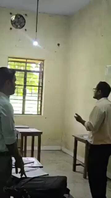 चित्रकूट जिला अधिकारी ने विद्यालय का आकस्मिक निरीक्षण किया।
