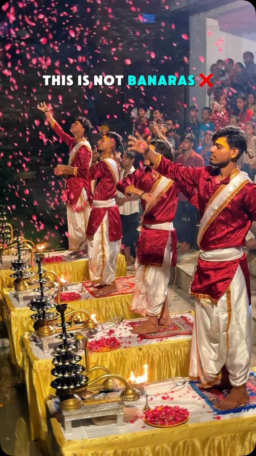 काशी जैसा एहसास, लेकिन ये नज़ारा है अपने कानपुर का! 🪔🌊🔥
📍Rani Ghat , Kanpur
.
.
.
.
#kanpur #kanpurcity #gangaaarti #banaras #gangariver