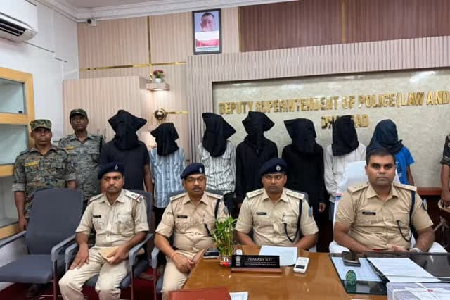 धनबाद: चोरी की फिराक में लगे 7 अपराधी गिरफ्तार, कट्टा-कारतूस और चोरी की बाइक बरामद
धनबाद: धनसार थाना क्षेत्र में देर रात चोरी की वारदात को अंजाम देने की तैयारी में घूम रहे छह युवकों को पुलिस ने गिरफ्तार किया है। वहीं, पूछताछ में हथियार उपलब्ध कराने वाले आरोपी का नाम सामने आने के बाद पुलिस ने उसे भी गिरफ्तार कर लिया। आरोपियों के पास से एक देसी कट्टा, एक जिंदा कारतूस और दो मोटरसाइकिल बरामद की गई हैं। पुलिस के अनुसार, बरामद मोटरसाइकिलों में एक चोरी की है। गिरफ्तार आरोपियों से पूछताछ के आधार पर पुलिस अब गिरोह के अन्य सदस्यों और पूर्व में की गई चोरी की घटनाओं का पता लगाने में जुटी है।
घटना 22 अगस्त की रात की बताई जा रही है। धनसार थाना के उपनिरीक्षक पवन कुमार रवि सशस्त्र बल के साथ मनाईटांड़ कतरास मोड़ के पास रात्रि गश्ती कर रहे थे। इसी दौरान पुलिस टीम की नजर दो मोटरसाइकिलों पर सवार युवकों पर पड़ी। दोनों बाइकों पर तीन-तीन युवक बैठे थे और संदिग्ध प�