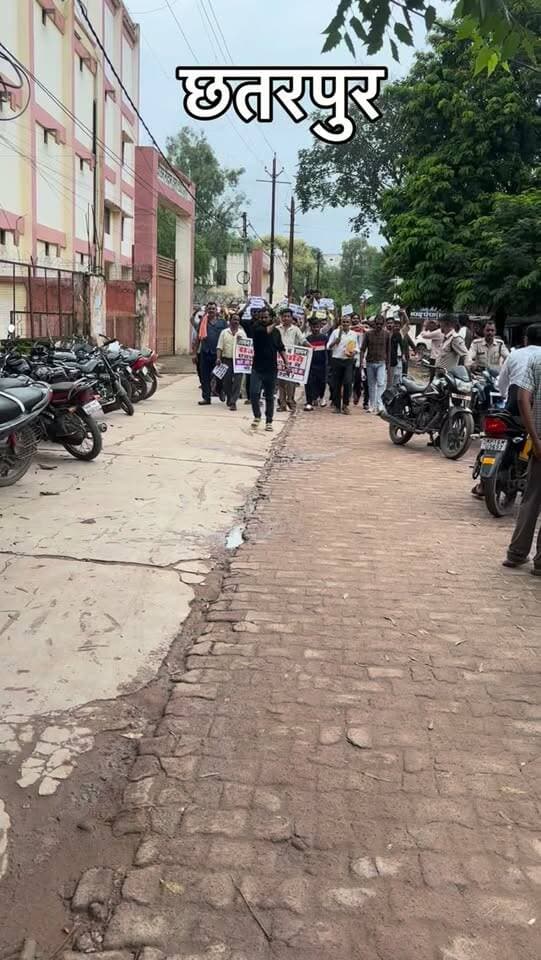 छतरपुर नगर पालिका के खिलाफ हाथ ठेला बालों ने खोला मोर्चा छोटे उद्योग कर्मी पहुंचे जन सुनवाई में
#breakingnews #chhatarpur #viralnews