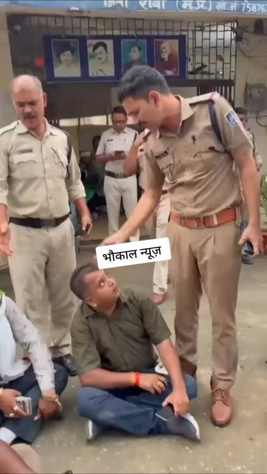 वायरल वीडियो में थाना प्रभारी की भाषा पर सवाल!
रीवा: सिविल लाइन थाना प्रभारी विजय सिंह का एक वीडियो सोशल मीडिया पर वायरल है। वीडियो में बहस के दौरान इस्तेमाल की गई भाषा को लेकर सवाल उठ रहे हैं। वीडियो में नजर आ रहे बंसीलाल साहू से विवाद का पूरा मामला क्या है? जानिए वायरल वीडियो में क्या हुआ।
#Rewa #MPNews #BreakingNews #ViralVideo #BundeliBhaukaalNews