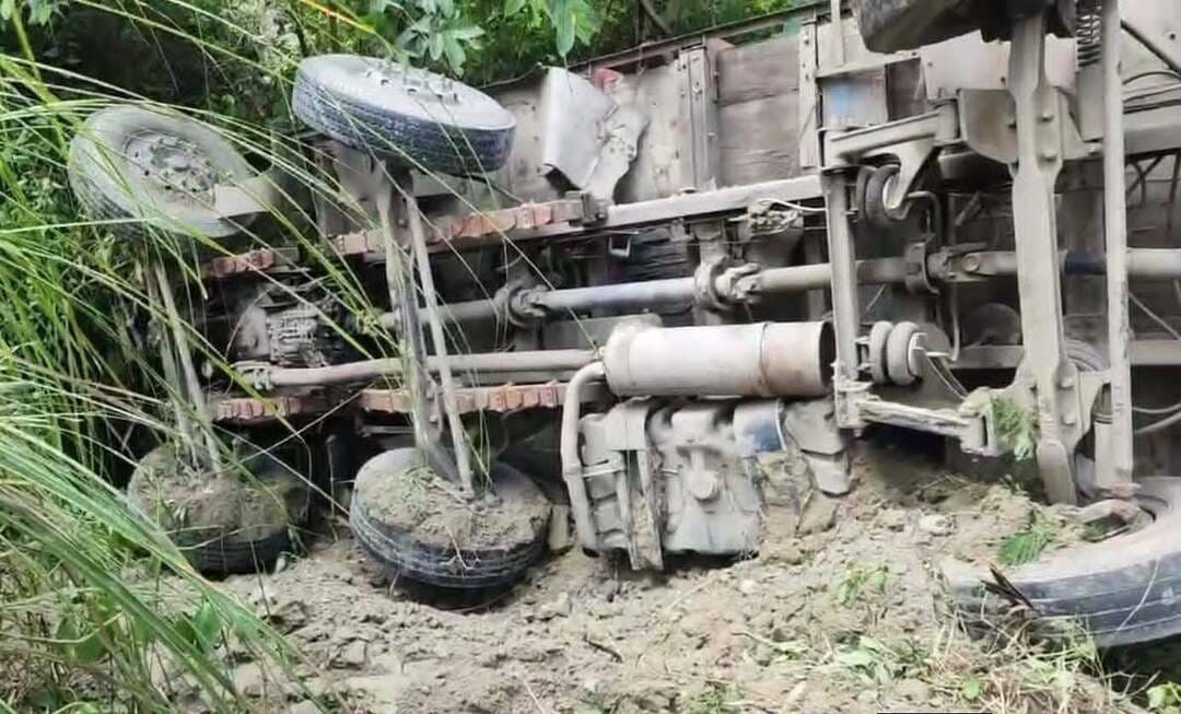 करनाल से हिमाचल आए श्रद्धालुओं से भरा ट्रक हादसे का शिकार, 50 घायल
करनाल, हरियाणा से हिमाचल आए श्रद्धालुओं से भरा ट्रक हादसे का शिकार हो गया। हादसे में करीब 50 श्रद्धालु घायल बताए जा रहे हैं, जिन्हें उपचार के लिए ऊना अस्पताल में भर्ती करवाया गया है। पुलिस ने मौके पर पहुंचकर जांच शुरू कर दी है।
#कर्नाल #हरियाणा #हिमाचलप्रदेश #ऊना #सड़कहादसा #ट्रकहादसा #श्रद्धालु #हादसा #घायल #ऊनाअस्पताल #HimachalNews #UnaNews #Karnal #RoadAccident #BreakingNews #himachalpradesh