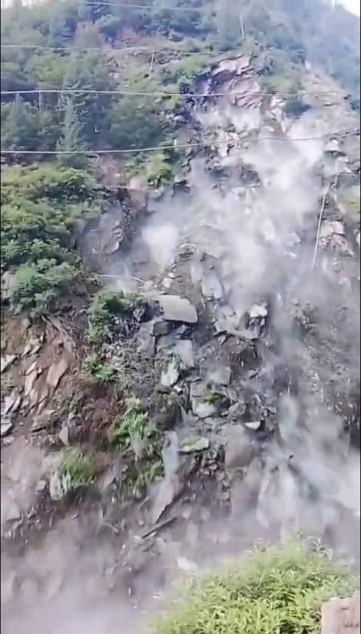 भरमौर के कोडला उरई घटोर रोड पर भारी लैंडस्लाइड, भरभराकर गिरा पहाड़
भरमौर के कोडला उरई घटोर रोड पर भारी लैंडस्लाइड से पहाड़ का बड़ा हिस्सा भरभराकर सड़क पर आ गिरा। अचानक हुए भूस्खलन से मार्ग पर आवाजाही प्रभावित होने की आशंका है। स्थानीय लोगों में दहशत का माहौल है। प्रशासन और संबंधित विभाग से जल्द सड़क बहाली की उम्मीद है।
#भरमौर #चंबा #लैंडस्लाइड #भूस्खलन #कोडला #उरईघटोर #रोड #सड़कबंद #हिमाचलप्रदेश #Chamba #Bharmour #Landslide #HimachalPradesh #BreakingNews #HimachalNews