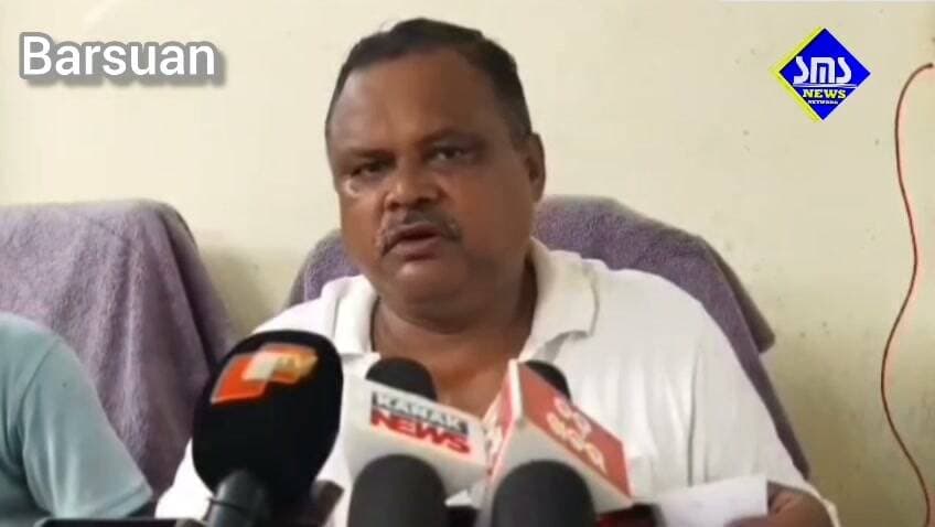 SMS News Bureau Barsuan
Report: Sudhir Jena
ବାରସୁଆଁ ଗାଡ଼ି ମାଲିକଙ୍କୁ ମିଳୁନି D.O.
ଟ୍ରାନ୍ସପୋର୍ଟ ଓ ଖଣି କର୍ତ୍ତୃପକ୍ଷଙ୍କ ମନମୁଖୀ କାର୍ଯ୍ୟ ନେଇ ଅଭିଯୋଗ
ବରୁଆ ଟ୍ରାନ୍ସପୋର୍ଟ ପକ୍ଷରୁ ସ୍ଥାନୀୟ ଗାଡି ମାଲିକ ଙ୍କୁ ଅଣଦେଖା ଅଭିଯୋଗ।
ବରସୁଆଁ ଗାଡ଼ି ମାଲିକ ସଂଘ ର ସମ୍ପାଦକ ରମେଶ ଚନ୍ଦ୍ର ସ୍ୱାଇଁ ଗାଡି ମାଲିକ ଙ୍କ ଦୁଃଖ କୁ ସାମ୍ବାଦିକ ସମ୍ମିଳନୀ ରେ ସୂଚନା ପ୍ରଦାନ କରିଥିଲେ।ଉକ୍ତ ସାମ୍ବାଦିକ ସମ୍ମିଳନୀରେ ସୁଶାନ୍ତ ବିଶ୍ୱାଳ, ରମେଶ ନାଏକ, ପହଲି ପ୍ରଧାନ, ସୁମିତ ପାଲ, ସୁନୀଲ ସେଠୀ, ରାଜେଶ, ସମୀରଞ୍ଜନ ରାୟଙ୍କ ସମେତ ବହୁ ଗାଡ଼ି ମାଲିକ ଉପସ୍ଥିତ ଥିଲେ।
