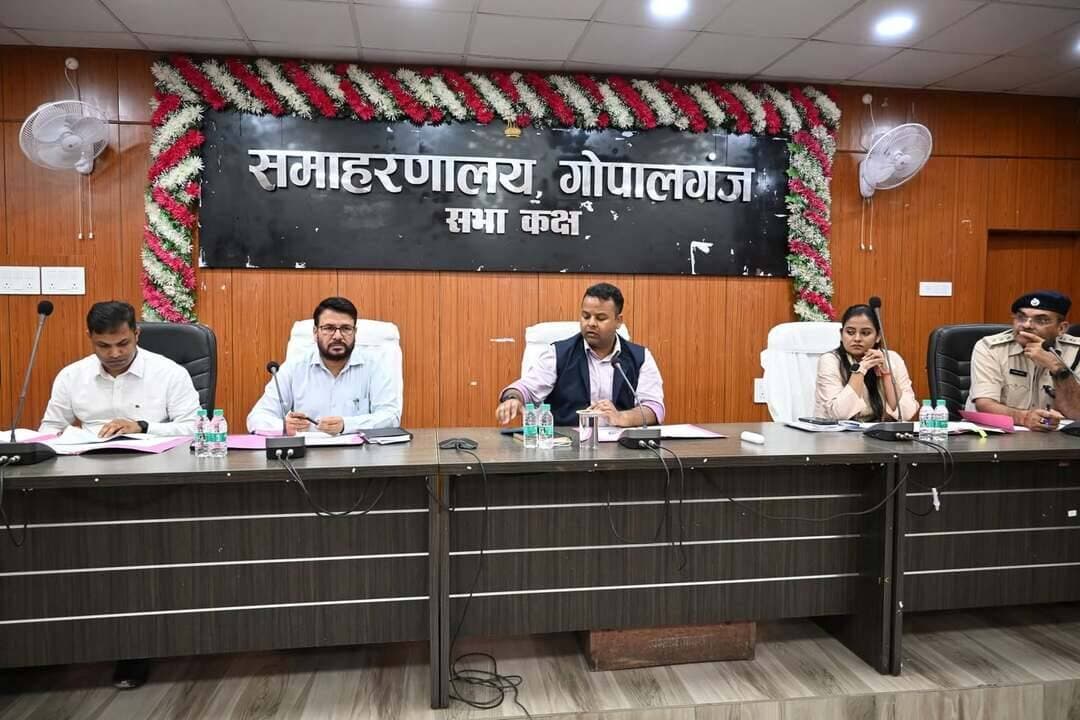 आज दिनांक 25 अगस्त 2026 को समाहरणालय सभागार में जिलाधिकारी श्री समीर सौरभ की अध्यक्षता में जिला स्तरीय शांति समिति की बैठक आयोजित की गई। बैठक में आगामी पर्व-त्योहारों एवं महावीरी अखाड़ा जुलूस को शांतिपूर्ण, सौहार्दपूर्ण व आपसी भाईचारे के वातावरण में संपन्न कराने पर विस्तृत चर्चा हुई।
डीएम ने स्पष्ट किया कि महावीरी अखाड़ा जुलूस के लिए पूर्व से लाइसेंस लेना अनिवार्य होगा तथा बिना लाइसेंस कोई जुलूस नहीं निकलेगा। जुलूस में डीजे के प्रयोग, हथियारों के प्रदर्शन और अश्लील संगीत/नृत्य पर पूर्ण प्रतिबंध रहेगा (केवल अनुमति प्राप्त लाउडस्पीकर की छूट होगी)। इसके अतिरिक्त, सोशल मीडिया पर अफवाह फैलाने वालों के विरुद्ध कड़ी कार्रवाई के निर्देश दिए गए। बैठक में अपर समाहर्ता श्री राजेश्वरी पांडेय, गोपालगंज व हथुआ के एसडीएम/एसडीपीओ सहित शांति समिति के सदस्य मौजूद रहे।