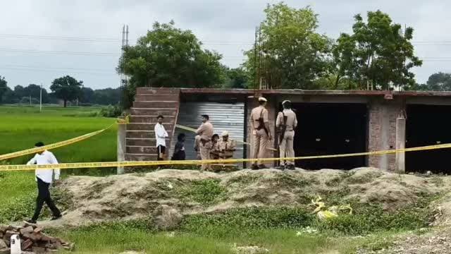 युवक की गला रेतकर हत्या, मकान में चारपाई पर मिला शव; इलाके में मचा हड़कंप
कौशाम्बी। मंझनपुर थाना क्षेत्र के समदा गांव में युवक की गला रेतकर हत्या किए जाने से इलाके में सनसनी फैल गई। युवक का शव मकान के अंदर चारपाई पर पड़ा मिला।
घटना की जानकारी मिलते ही आसपास के लोगों में हड़कंप मच गया। सूचना पर पहुंची पुलिस ने घटनास्थल का निरीक्षण कर जांच शुरू कर दी है।
पुलिस ने शव को कब्जे में लेकर घटना के संबंध में जानकारी जुटानी शुरू कर दी है। हत्या के कारणों और वारदात में शामिल लोगों का पता लगाने के लिए पुलिस छानबीन कर रही है।
घटना के बाद गांव में तनाव का माहौल है। पुलिस मामले की जांच में जुटी है।
#कौशाम्बी #मंझनपुर #समदा #हत्या #CrimeNews KaushambiNews UPNews DainikJagran