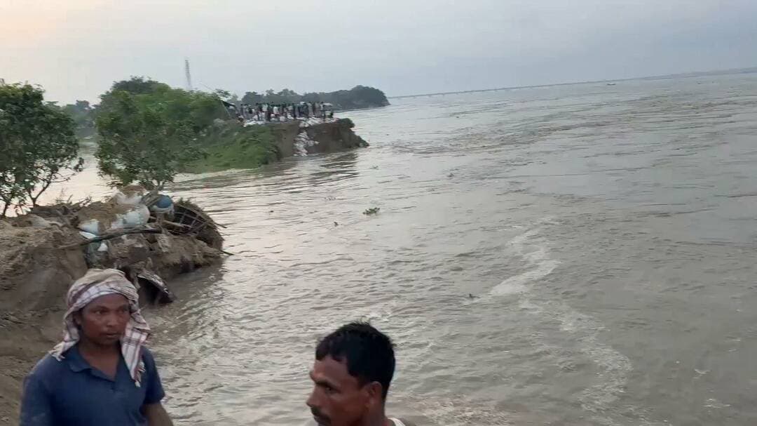 कजिकोरैया-राघोपुर मार्जिनल बांध में कटाव, जिला प्रशासन की टीम मौके पर कैंप कर कर रही निगरानी
भागलपुर। नवगछिया अनुमंडल अंतर्गत खरीक अंचल के कजिकोरैया-राघोपुर मार्जिनल बांध, वार्ड संख्या-12 के शंकरपुर टोला के समीप सोमवार की रात करीब 2:30 बजे से बांध में कटाव की सूचना प्राप्त हुई। सूचना मिलते ही जिला प्रशासन ने तत्काल कार्रवाई करते हुए संबंधित अधिकारियों एवं अभियंताओं को मौके पर भेजा।
#ShareThisPost #viralvideochallenge #bihar