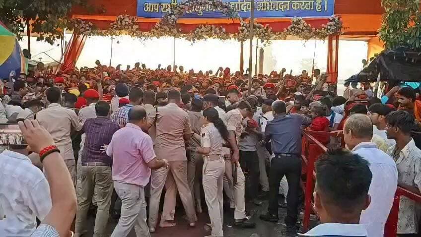 पिछले सोमवार को लखीसराय के अशोक धाम में हुई घटना के बाद भी लगता है कोई सबक नहीं लिया गया। ये तस्वीर मधेपुरा के सिंघेश्वर नाथ मंदिर की है, जहां भीड़ इतनी अनियंत्रित हो गई कि कई लोग घायल हो गए और कई लोगों को अस्पताल ले जाना पड़ा। हालांकि जिलाधिकारी का कहना है कि किसी तरह की कोई हताहत नहीं हुई है और फिलहाल स्थिति पूरी तरह सामान्य है।
#madhepura #SingheshwarDham