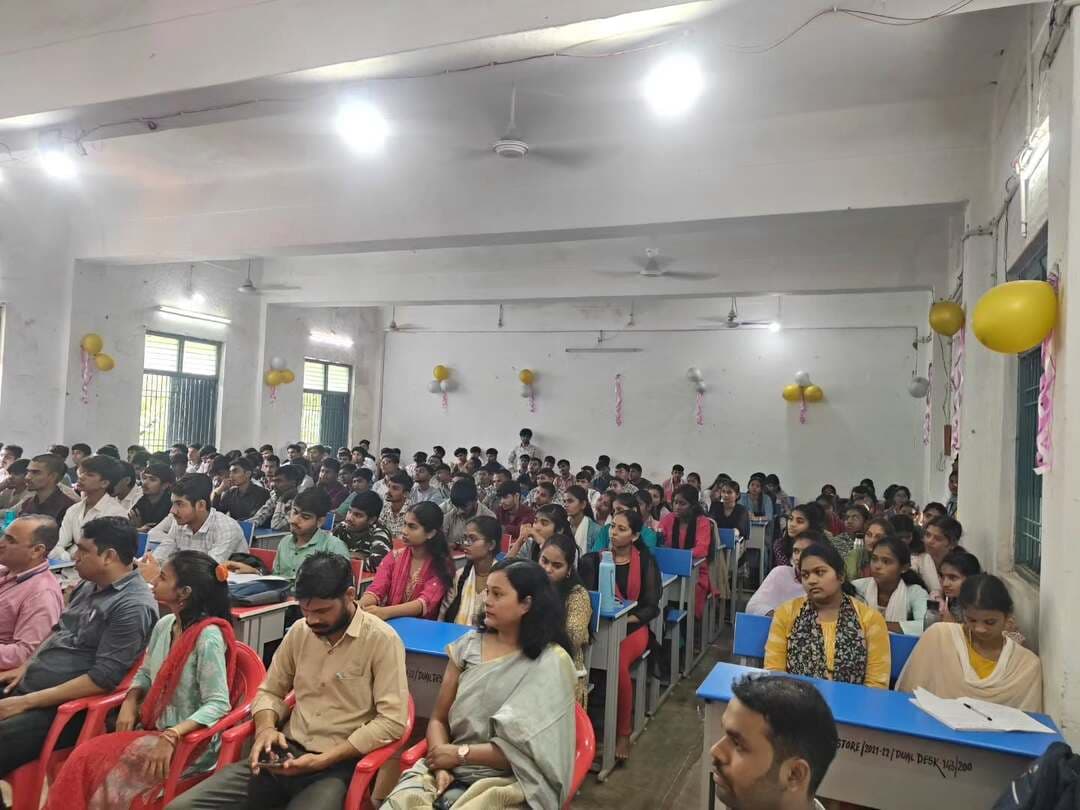 भारत सरकार के सूक्ष्म, लघु एवं मध्यम उद्यम मंत्रालय के अंतर्गत एमएसएमई-विकास कार्यालय, रायपुर द्वारा शासकीय पॉलीटेक्निक, खैरागढ़ में 24 अगस्त 2026 को अनुसूचित जाति वर्ग के युवक-युवतियों के लिए एक दिवसीय उद्यमिता जागरूकता कार्यक्रम आयोजित किया गया। कार्यक्रम का उद्देश्य युवाओं में उद्यमिता की भावना विकसित करना, उन्हें स्वरोजगार के लिए प्रेरित करना तथा स्वयं की इकाई स्थापित करने के लिए आवश्यक मार्गदर्शन एवं जानकारी उपलब्ध कराना था।
#kcgdistrict
#msmeindia