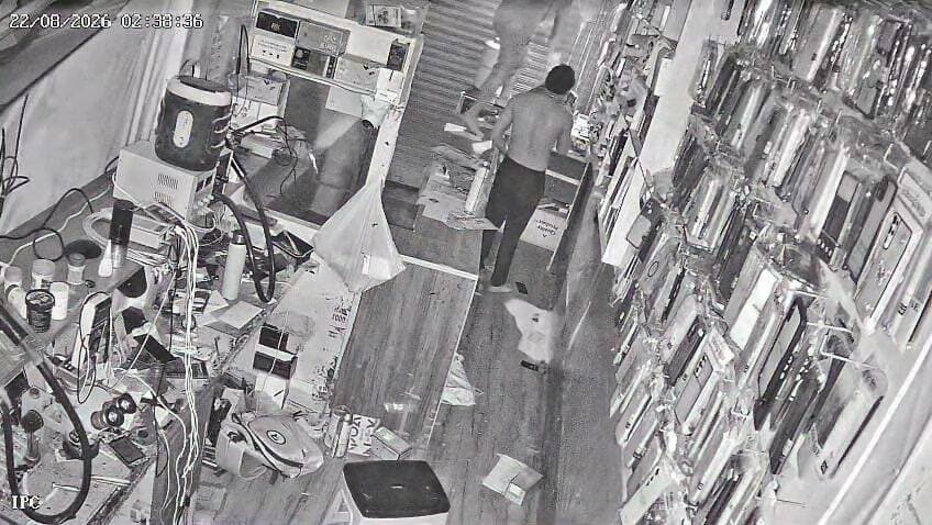 वाल्टरगंज थाना क्षेत्र में मोबाइल की दुकान में लाखों की चोरी, सीसीटीवी फुटेज वायरल
बस्ती वाल्टरगंज थाना क्षेत्र के गौरा चौराहे स्थित हाईटेक मोबाइल शॉप में अज्ञात चोरों ने ताला तोड़कर लाखों रुपये का सामान पार कर दिया। दुकानदार के अनुसार 21 अगस्त की रात दुकान बंद कर घर गए थे। 22 अगस्त की सुबह लौटने पर ताला टूटा मिला। चोर करीब 20 ब्रांडेड मोबाइल, ईयरफोन व अन्य सामान के साथ 40 हजार रुपये नकद ले गए। चोरों ने सीसीटीवी कैमरे और डीवीआर भी क्षतिग्रस्त कर दिए, हालांकि वारदात कैमरे में कैद हो गई। पीड़ित ने पुलिस को तहरीर दी है। आरोप है कि दो दिन बाद भी मुकदमा दर्ज नहीं हुआ। घटना से व्यापारियों में दहशत है।