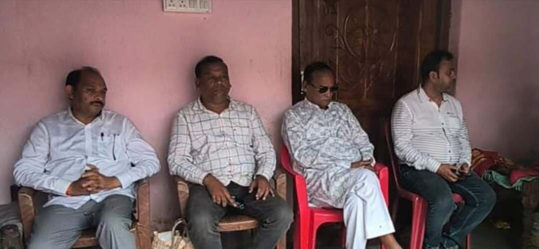 ମୃତ ଶୁନାଧର ପରିବାରକୁଠିକା ସନ୍ଥା ପକ୍ଷରୁ 5ଲକ୍ଷ ସହାୟତା
କଣ୍ଟାମାଳ ବିଧାୟକ କହ୍ନେଇ ଚରଣ ଡାଙ୍ଗଙ୍କ ପ୍ରଚେଷ୍ଟାରେ ମୃତ ସୁନାଧର ମଲ୍ଲିକଙ୍କ ପରିବାର ଲୋକଙ୍କୁ ସେତୁ ନିର୍ମାଣକାରୀ ଠିକlସଂସ୍ଥା ପକ୍ଷରୁ 5 ଲକ୍ଷ ଟଙ୍କା ସହାୟତା ପ୍ରଦାନ l