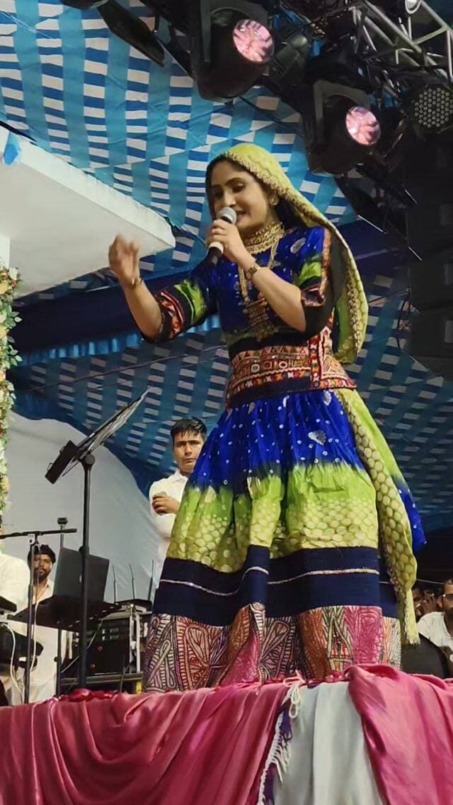 गीता रेबारी का डांस