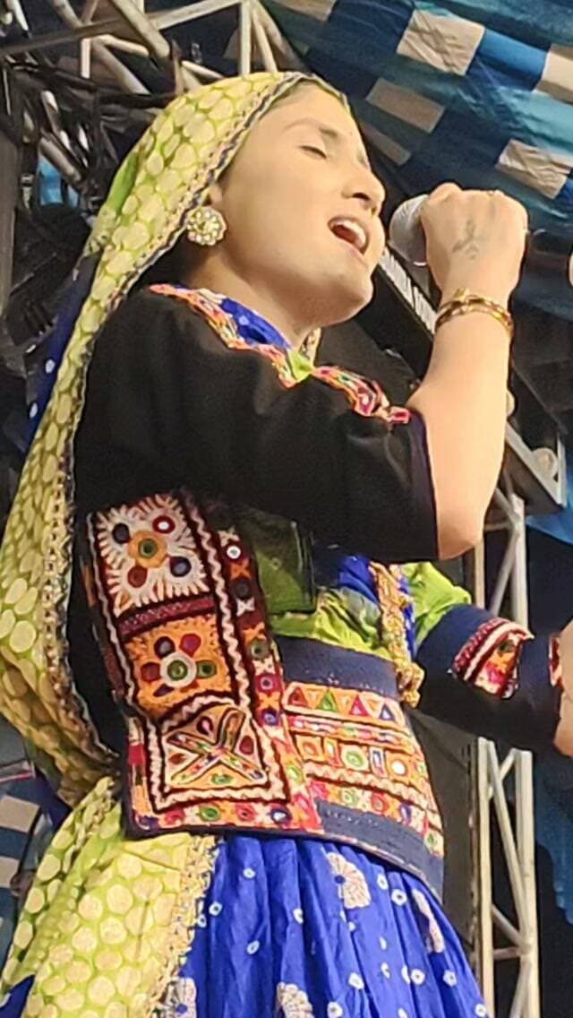 मीरा बाई के भजनों पर भाव विभोर होकर झूमी गीता रेबारी
