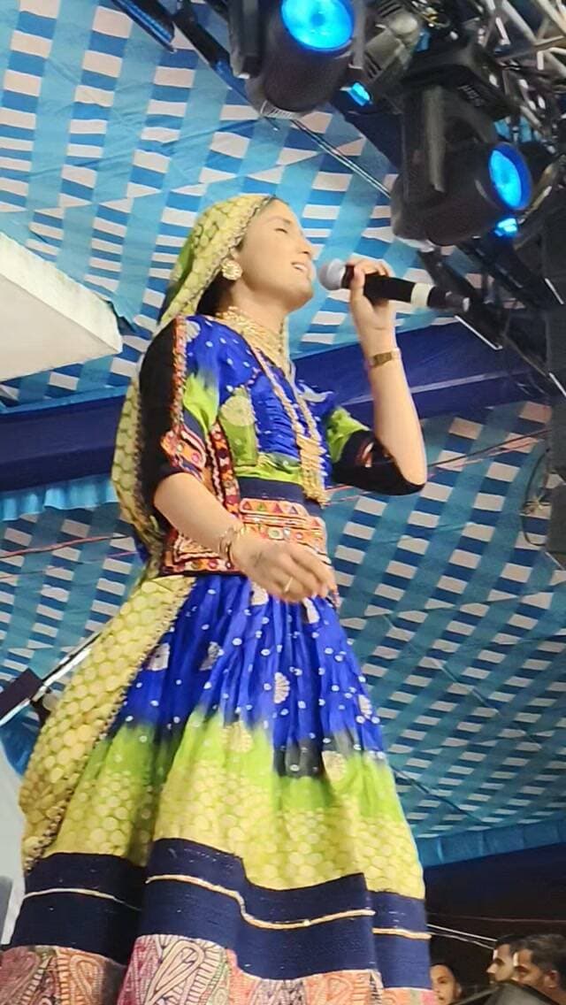 गीता रेबारी के भजनों पर झूमे श्रोता आस्था उमड़ा सैलाब