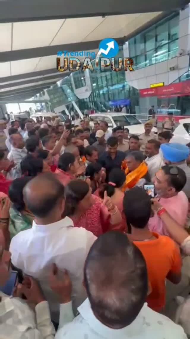 महाराणा प्रताप एयरपोर्ट पर समर्थको ने किया स्वागत, पूर्व महापौर रजनी डांगी और भाजपा नेता अतुल चंडालिया रहे मौजूद, पांच दिवसीय प्रवास पर उदयपुर आए है राज्यपाल कटारिया, विभिन्न कार्यक्रमों में करेंगे शिरकत
#GulabChandKataria #PunjabGovernor #MaharanaPratapAirport #RajasthanPolitics #BJP