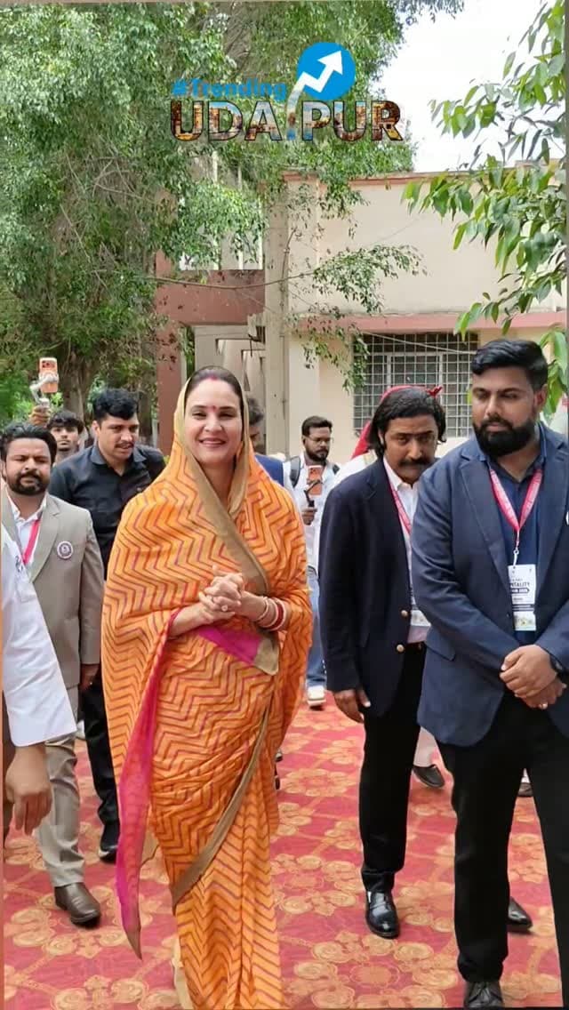 उदयपुर में मंगलवार को सुविवि के टूरिज्म कॉलेज में जॉब फेयर आयोजित हुआ।
फेयर का उद्घाटन मेवाड़ राजपरिवार की महारानी निवृत्ति कुमारी मेवाड़ ने किया। राजस्थान होटलियर क्लब और रॉयल राजस्थान शेफ सोसायटी के साझे में यह फेयर आयोजित किया जा रहा है। कार्यक्रम में विशेष अतिथि के रूप में IMA राजस्थान के प्रेसिडेंट डॉक्टर आनंद गुप्ता, होटेलियर और समाजसेवी राजेश मेहता मौजूद रहे.
सुबह 10 बजे से शाम 5 बजे तक चलने वाले इस जॉब फेयर में राजस्थान के 50 से अधिक प्रतिष्ठित फाइव स्टार होटल और रिसॉर्ट्स हिस्सा ले रहे है। #udaipur #trendingudaipur #mewer #rajasthan