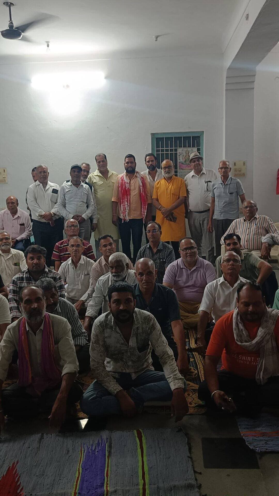 वार्डवासियों ने किया नगरपालिका चुनाव के बहिष्कार का निर्णय
आज दिनांक 24/08/2026 को लालबाग संघर्ष समिति के तत्वावधान में वार्ड नं 39 व 40 के वार्डवासियों के विगत एक वर्ष से अंडरपास ब्रिज निर्माण के लिए किये जा रहे संघर्ष को लेकर बैठक आयोजित की गई।
समिति संयोजक पार्षद पूरण श्रीमाली सचिव
अशोक देवपुरा समिति के दिनेश शेखर, रामचंद्र श्रीमाली, ओमप्रकाश पूर्बिया, प्रेमकुमार,शंभुसिंह, नवल सिंह, प्रहलाद मंडोवरा, आलोक सनाढ्य, प्रवीण सनाढ्य,जगदीश सोनी ,साहिब माली, शंकरलाल मेघवाल जीतेन्द्र माली एवं अन्य
द्वारा बताया गया कि विगत दो वर्षों से लालबाग हाईवे पर ब्रिज निर्माण को लेकर जनप्रतिनिधि विधायक, सांसद एवं उपमुख्यमंत्री तक से भेंटकर अवगत कराया गया कि लालबाग चौराहा जो कि अति व्यस्ततम है जहां से कई गांववासियों का आवागमन होता है यहां सदैव दुर्घटना की आशंका रहती है पूर्व में भी यहां गंभीर दुर्घटना हो चुकी है जहां केवल एक तरफा ब्रिज निर्माण किया गया है