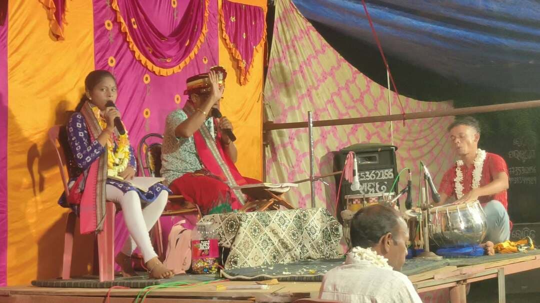 ପାଟଲିପଡ଼ା ଜଳେଶ୍ୱର ଶିବ ମନ୍ଦିରରେ ପବିତ୍ର ଶ୍ରାବଣ ଶେଷ ସୋମବାର ଅବସରରେ ଭବ୍ୟ ଭଜନ ଓ ସୁନ୍ଦରାକାଣ୍ଡ ପାରାୟଣ!
ବୌଦ୍ଧ ବ୍ଲକ ଖଲିଆପାଲି ପଞ୍ଚାୟତ ଅନ୍ତର୍ଗତ ପାଟଲିପଡ଼ା ସ୍ଥିତ ଶ୍ରୀ ଜଳେଶ୍ୱର ଶିବ ମନ୍ଦିର ପରିସରରେ ଆଜି ଶ୍ରାବଣ ମାସର ଶେଷ ସୋମବାର ନିମନ୍ତେ ଏକ ଆଧ୍ୟାତ୍ମିକ ଓ ଭକ୍ତିମୟ ପରିବେଶ ସୃଷ୍ଟି ହୋଇଛି। ଏହି ପବିତ୍ର ଅବସରରେ ଭକ୍ତମାନଙ୍କ ଦ୍ୱାରା ଏକ ଭବ୍ୟ ଭଜନ ସନ୍ଧ୍ୟା ଏବଂ ସୁନ୍ଦରାକାଣ୍ଡ ପାରାୟଣ ମହାସମାରୋହରେ ଅନୁଷ୍ଠିତ ହୋଇଯାଇଛି। ପ୍ରଭୁ ଜଳେଶ୍ୱରଙ୍କ ଦିବ୍ୟ ଆଶୀର୍ବାଦ ଲାଭ କରିବା ପାଇଁ ଶତାଧିକ ଶ୍ରଦ୍ଧାଳୁଙ୍କ ସମାଗମ ହେବା ସହ ହରିବୋଲ ଓ ହର ହର ମହାଦେବ ଧ୍ୱନିରେ ମନ୍ଦିର ପ୍ରାଙ୍ଗଣ କମ୍ପିତ ହୋଇଉଠିଥିଲା।
#Boudh #Khaliapali #Patalipada #JaleswarShivTemple #ShrabanSomabar #BhajanSandhya #SundarakandaParayan #BhaktiSangeet #OdishaCulture #BoudhNews #Devotional