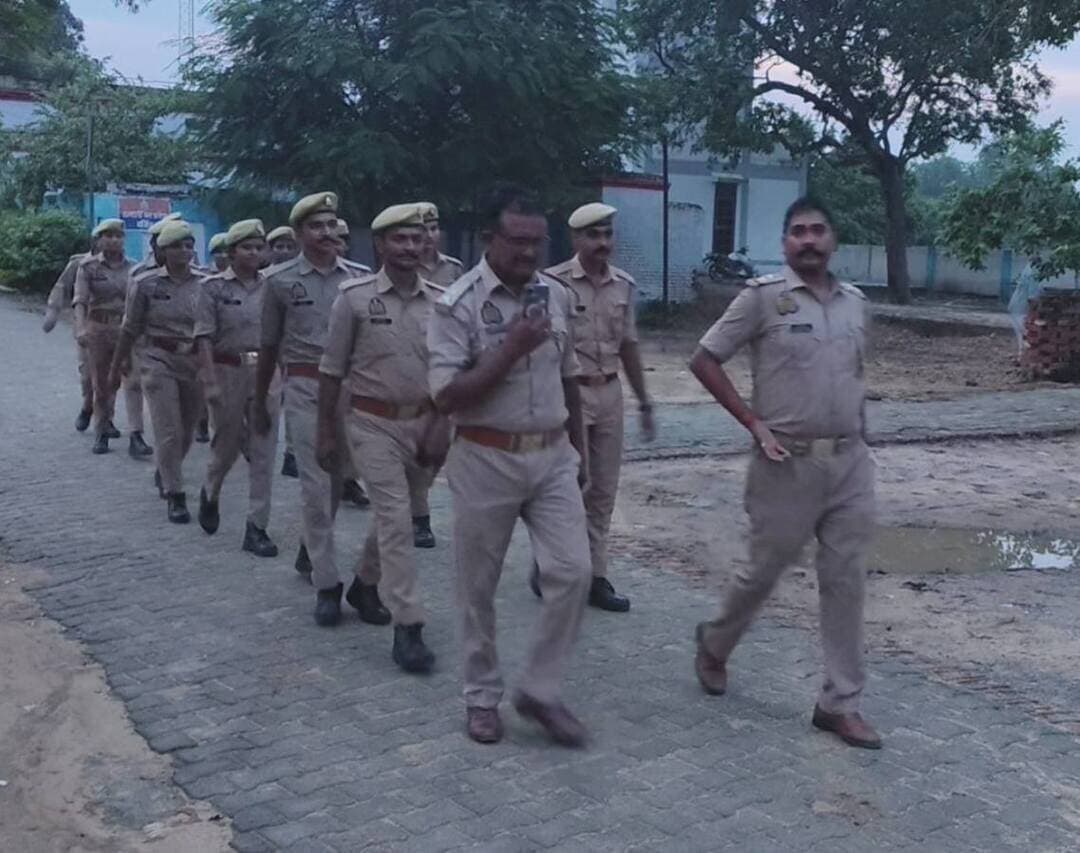 महुली पुलिस की जन-जागरूकता पहल, पैदल गश्त कर यातायात नियमों और CCTV कैमरों की उपयोगिता बताई
संतकबीरनगर, 24 अगस्त। पुलिस अधीक्षक संतकबीरनगर श्री संदीप कुमार मीना के निर्देशन में यातायात सुरक्षा एवं जन-जागरूकता को लेकर थाना महुली पुलिस ने क्षेत्र में पैदल गश्त कर आमजन से संवाद किया। पुलिस टीम ने नागरिकों को यातायात नियमों का पालन करने, सड़क सुरक्षा के प्रति सजग रहने तथा घरों, दुकानों और प्रतिष्ठानों के आसपास CCTV कैमरे लगवाने के लिए प्रेरित किया।
पुलिसकर्मियों ने लोगों को जागरूक करते हुए कहा कि सुरक्षित समाज की नींव केवल पुलिस की जिम्मेदारी से नहीं, बल्कि पुलिस और आमजन के आपसी सहयोग एवं जागरूकता से मजबूत होती है। वाहन चलाते समय हेलमेट और सीट बेल्ट का अनिवार्य रूप से प्रयोग करने, निर्धारित गति सीमा का पालन करने तथा वाहन चलाते समय मोबाइल फोन का प्रयोग न करने की अपील की गई। साथ ही नशे की हालत में वाहन न चलाने की भी हिदायत दी गई।पुलिस ने नागरिकों को बताया कि CCTV कैमरे केवल सुरक्षा का माध्यम ही नहीं, बल्कि अपराधों की रोकथाम और घटनाओं के खुलासे में पुलिस के लिए महत्वपूर्ण सहयोगी साबित होते हैं। इसलिए घर, दुकान और प्रतिष्ठान के आसपास CCTV कैमरे लगाकर सुरक्षित वातावरण बनाने में पुलिस का सहयोग करें।महुली पुलिस ने आमजन से अपील की कि यातायात नियमों का पालन केवल चालान से बचने के लिए नहीं, बल्कि स्वयं और अपने परिवार के सुरक्षित भविष्य के लिए करें। पुलिस ने लोगों को संदेश दिया कि “जीवन अमूल्य है, इसे जल्दबाजी और लापरवाही के कारण खतरे में न डालें।#upp #पुलिस #santkabirnagar