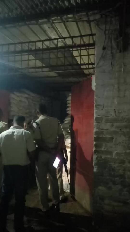 चीनी की बढ़ती कीमतों को लेकर **भागलपुर एसडीओ सदर** के नेतृत्व में कार्रवाई की जा रही है। गुरहट्टा चौक के समीप स्थित एक **चीनी के गोदाम में छापेमारी की जा रही है। प्रशासन की टीम गोदाम में मौजूद चीनी के स्टॉक, खरीद-बिक्री और भंडारण से जुड़े दस्तावेजों की जांच** कर रही है।
छापेमारी के बाद ही यह स्पष्ट हो पाएगा कि गोदाम में चीनी का अवैध भंडारण या जमाखोरी की गई है या नहीं। प्रशासन की कार्रवाई से कारोबारियों में हड़कंप मचा हुआ है।
#भागलपुर #Bhagalpur #भागलपुरन्यूज़ #BhagalpurNews #चीनीकीकीमत #चीनीकीबढ़तीकीमत #चीनीगोदाम #गुरहट्टाचौक #छापेमारी #SDO #SDOSadar #प्रशासनिककार्रवाई #जमाखोरी #कालाबाजारी #SugarPrice #SugarRaid #BreakingNews #BiharNews #BiharBreaking #LocalNews #MandarTimesNews #MandarTimesLive #NewsUpdate #LatestNews