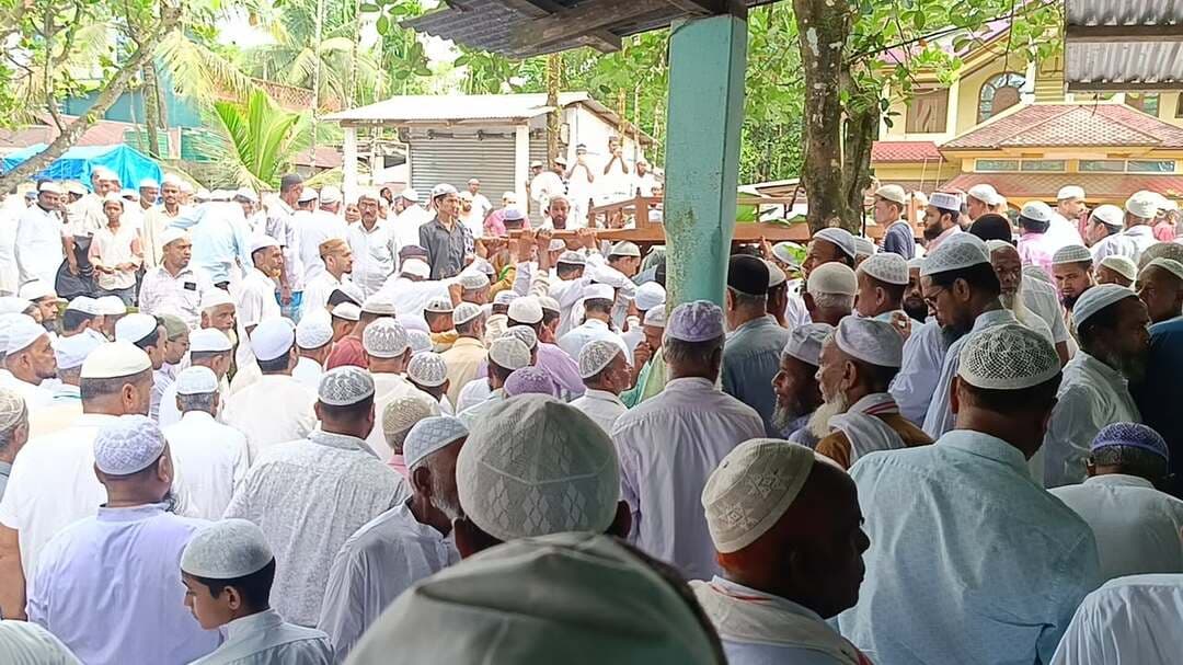 বদরপুর বোরখা হাউসের স্বত্বাধিকারী রেহান উদ্দিন মজুমদারের জানাজায় উপস্থিতির দৃশ্য
