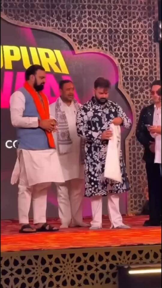 पटना में भोजपुरी बवाल इवेंट के दौरान मुख्यमंत्री सम्राट चौधरी और पावर स्टार पवन सिंह 🙏❤️🔥
Pawan Singh
#reelsinstagram #viralreels
#pawansingh #instagramreels