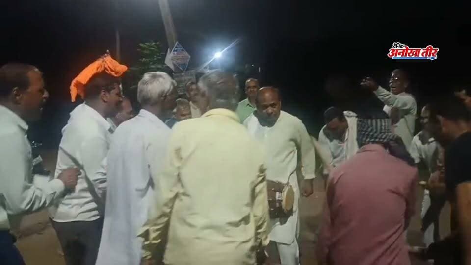 भोलेनाथ का धवला नादिया कौन बांधे छोड़े रे....
शिव कालोनी में लड़ाएं डंडे, लोक परंपरा को सहेजने की कवायद
अनोखा तीर, हरदा। आधुनिकता के इस दौर में हमारी अनेक पारंपरिक लोक परंपराएं आज प्राय विलुप्त होने की कगार पर पहुंच चुकी है। ऐसी स्थिति में हमारे ग्रामीण अंचलों तथा ग्रामीण परिवेश में रचे-बसे कुछ ही लोग अब इस विदा होती पीढ़ी में शेष है जो आज भी इन लोकगीतों और लोक परंपराओं को सहेजने की कवायद कर रहे हैं। इन्हीं विलुप्त होती परंपराओं में सावन माह में डंडे लड़ाकर भजन प्रस्तुति के साथ लोक नृत्य की भी एक विधा है। मूल रूप से यह भगवान भोलेनाथ को समर्पित शिव भक्ति और उपासना के साथ ही भगवत लीलाओं का लोकभाषा में सुंदर वर्णन के साथ डंडे लड़ाते हुए अपनी भाव अभिव्यक्ति का उत्सव होता है। निमाड़ और भूआणा (हरदा क्षेत्र) में इसका काफी प्रचलन रहा है। कभी सावन मास के शुरू होते ही गांव गांव में जहां महिला मंडलों द्वारा स्थानीय मंदिरों में रामसत्ता का आयोजन किया जाता था तो वहीं गांव के बाहर अथवा खलिहानों में बरगद तथा नीम के पेड़ों में रस्सी के झूले बांधे जाते थे। जिन पर गांव की बहूं बेटियां झूलती नजर आती थी। इसी तरह पूरुष वर्ग द्वारा डंडा लड़ाने तथा आल्हा उदल पढ़ने एवं संगीतमय रामायण पाठ जैसे आयोजन आम बात हुआ करती थी। किन्तु समय के साथ साथ आधुनिकता की अंधी दौड़ में हमारी यह सभी लोक परंपराएं प्राय विलुप्त होती जा रही है। भाई-चारे के साथ सामूहिक उल्लास तथा उत्सवप्रियता के प्रतीक हमारे पारंपरिक आयोजन अब किस्से कहानियों में अथवा पुरानी पीढ़ी के कुछ लोगों तक ही सिमट कर रह गए हैं। गत दिवस हरदा की शिव कालोनी में बालागांव निवासी दयाराम भाटी तथा उनकी मित्र मंडली द्वारा डंडा लड़ाने का आयोजन रखा गया। कमर में ढोलक बांधकर डंडा लड़ाने वालों के साथ साथ ढोलक बजाकर उनके सुर में सुर मिलाते हुए ढोलक की थाप देते हुए लोकनृत्य की प्रस्तुति तथा शेष लोगों द्वारा हाथ में लकड़ी के डंडे लेकर एक दूसरे से डंडे लड़ाते हुए भावभक्ति पूर्ण लोकभाषा के भजनों की प्रस्तुति एक अलग ही भक्ति की विधा को प्रदर्शित करती है। आयोजन में सबसे पहले भगवान श्रीगणेश एवं मां सरस्वती की वंदना अपने अनूठे अंदाज में की जाती है। झूला पे झूले गजानन झूला पर झूले.... कुण थारी माता रे कुण थारा पिता किनहरी नाम धरायो गजानन, किनहरी नाम धरायो...। भोलेनाथ का धवला नादिया कौन बांधे छोड़े रे.... नाचना में कायकी शरम लागे रे नाचना में.... मोरे पिया बिना जिया लगत नहीं है मोरी बाली उमरिया कटत नहीं है...म्हारो राम गयो वनवास चंदा छुप जा रे बादल म, म्हारो राम गयो... जैसे अनेक मनभावन तथा कर्णप्रिय भजनों की प्रस्तुति के साथ देर रात तक यह आयोजन चलता रहा। जिसमें नौकरी पेशा और व्यापार तथा मजदूरी करने वाले सभी तरह के लोगों ने पूरे उत्साह के साथ भाग लिया। आयोजन के सूत्रधार दयाराम भाटी की पहल पर शिक्षा विभाग के शिक्षक रविशंकर उधारे, सुखराम झिझोरे, दिनेश सोमानी, वहीं पुलिस विभाग से रमेश शर्मा, महेश शर्मा सहित विभिन्न क्षेत्रों में कार्य करने वाले रामकृष्ण चौरे, रामचरण चौरे, रामसेवक कवड़े़ , गुलाबचंद गुल्लू, अमरदास, ढोलक मास्टर हरिप्रसाद हुरमाले पोखरनी, तेजराम काजवे, हुकूमचंद दुधे, जगदीश प्रसाद चावड़ा आदि ने अपनी सामूहिक मनभावन प्रस्तुति देते हुए इस विलुप्त होती प्रथा को सहेजने की कवायद की।