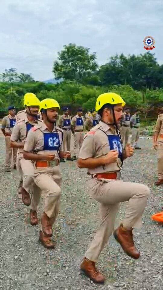 कहा जाता है कि "ट्रेनिंग ग्राउंड में जितना पसीना बहेगा, मैदान-ए-जंग में उतना ही कम खून बहेगा"
देहरादून के धोरणखास में कुछ ऐसा ही नजारा है।
यहां नवनियुक्त द्वितीय अग्निशमन अधिकारियों का प्रशिक्षण लगातार जारी है।
ये न केवल आधुनिक अग्निशमन एवं आपदा प्रबंधन की बारीक तकनीकी जानकारी हासिल कर रहे हैं, बल्कि मैदान में भी खूब पसीना बहा रहे हैं।
कठिन से कठिन चुनौतियों से निपटने और हर नागरिक की सुरक्षा सुनिश्चित करने के लिए फायर सर्विस और भी अधिक सशक्त हो रही है।
हमारा लक्ष्य: सुरक्षा, समर्पण और त्वरित सेवा! 🚒🚨
#UttarakhandPolice #uttarakhandFireService #Dehradun #SafetyFirst #HardWork