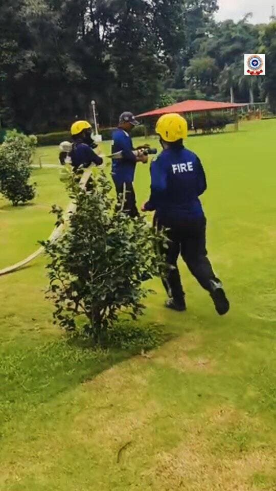 🔥Mock Drill🚒
फायर स्टेशन देहरादून द्वारा लोक भवन, देहरादून में मॉकड्रिल का आयोजन किया गया।
इस दौरान लोक भवन में कार्यरत समस्त कर्मचारियों/अधिकारियों को अग्नि सुरक्षा एवं आपातकालीन प्रबंधन के सम्बन्ध में प्रशिक्षण प्रदान किया गया। उपस्थित कर्मचारियों को आग के प्रकार, आग लगने के कारण, आग बुझाने के उपाय, विभिन्न प्रकार के अग्निशमन यंत्रों के संचालन तथा आपात स्थिति में सुरक्षित निकासी प्रक्रिया के बारे में विस्तृत जानकारी दी गई।
विशेष रूप से एलपीजी सिलेंडर में आग लगने पर बरती जाने वाली सावधानियों, सिलेंडर की आग को बुझाने के तरीकों एवं किचन में होने वाली आग से बचाव के बारे में प्रायोगिक रूप से अवगत कराया गया।
#uttarakhandfireservice #uttarakhandpolice #fireservice #mockdrill #FireSafety