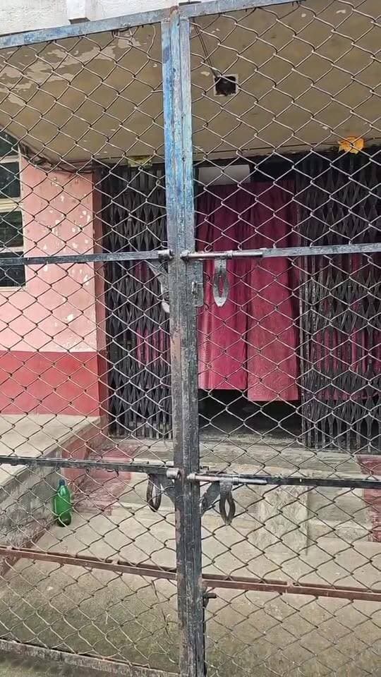 রামপুরহাটের বেসরকারি শিক্ষা প্রতিষ্ঠান রাধুনীর মৃত্যুতে চাঞ্চল্য।
মা*রধরের অভিযোগ