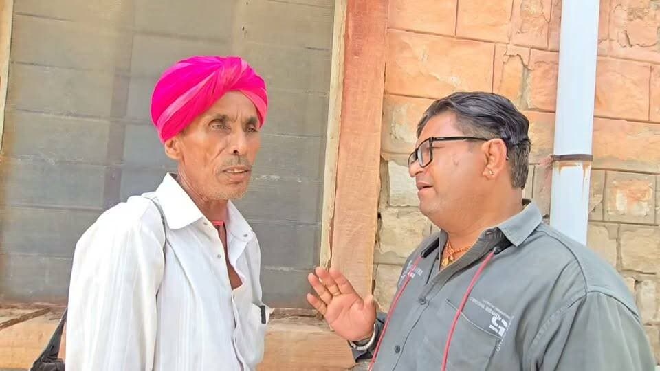 54 दिन तक धरना के बाद भी नहीं मिला न्याय...MLA ने जूस पिलाकर दिया था आश्वासन।
Aduram Meghwal Swaroop Singh Khara