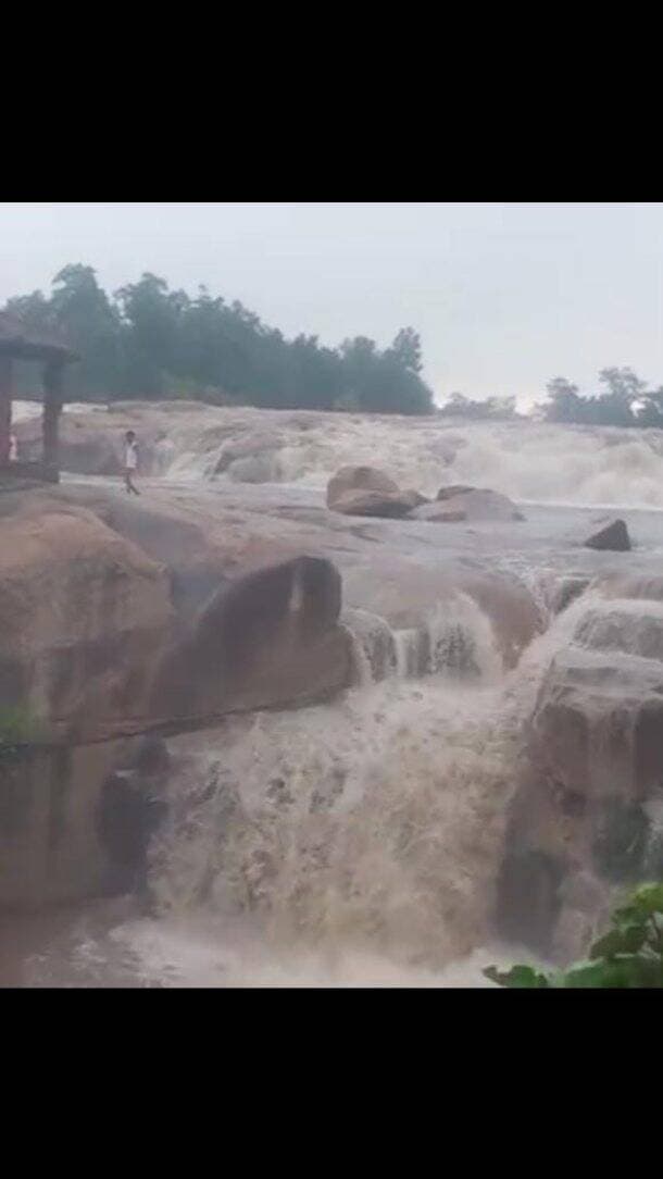 कोरबा: देवपहरी वाटरफॉल में अचानक बढ़ा नदी का बहाव, चट्टान पर फंसे तीन युवक, 15 घंटे बाद SDRF ने किया सुरक्षित रेस्क्यू