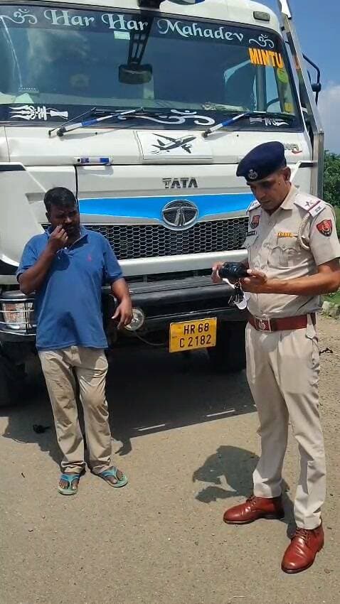 ब्लैक फिल्म लगे टिप्पर का पंचकूला पुलिस ने काटा 32 हजार का चालान, टिप्पर इंपाउंड, मौके पर ही उतरवाई फिल्म
पंचकूला/पिंजौर/ 24 अगस्त:- यातायात व्यवस्था को सुरक्षित, सुचारु और नियमों के अनुरूप बनाए रखने के लिए पंचकूला पुलिस द्वारा यातायात नियमों का उल्लंघन करने वाले वाहन चालकों के खिलाफ लगातार सख्त कार्रवाई की जा रही है। पुलिस कमिश्नर आईपीएस पंकज नैन ने विशेष रूप से वाहनों पर लगी ब्लैक फिल्म तथा अन्य यातायात नियमों की उल्लंघना के खिलाफ प्रभावी कार्रवाई करने के निर्देश दिए हैं।
डीसीपी क्राइम एंड ट्रैफिक आईपीएस अमरिंदर सिंह ने बताया कि आज सुरजपुर ट्रैफिक टीम द्वारा पिंजौर क्षेत्र में चेकिंग के दौरान एक टिप्पर को रोककर जांच की गई। जांच के दौरान टिप्पर के शीशों पर ब्लैक फिल्म लगी हुई पाई गई। इसके अलावा वाहन में अन्य यातायात नियमों का भी उल्लंघन पाया गया। पुलिस टीम द्वारा मौके पर ही ब्लैक फिल्म उतरवाई गई तथा टिप्पर का कुल 32 हजार रुपये का चालान किया गया। इसके साथ ही टिप्पर को इंपाउंड कर दिया गया।
पुलिस कमिश्नर आईपीएस पंकज नैन ने कहा कि वाहनों के शीशों पर नियमों के विरुद्ध काली फिल्म लगाना केवल यातायात नियमों का उल्लंघन नहीं, बल्कि सुरक्षा के लिए भी गंभीर चुनौती है। नाकाबंदी और सुरक्षा जांच के दौरान वाहन के अंदर स्पष्ट दिखाई देना आवश्यक है। उन्होंने स्पष्ट किया कि नियमों का उल्लंघन करने वाले वाहन चालकों के खिलाफ नियमानुसार सख्त कार्रवाई की जाएगी।