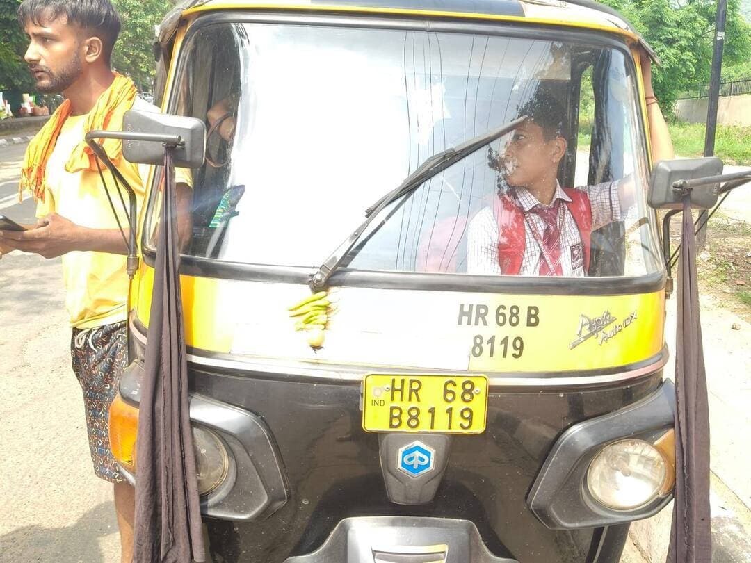 कालका में ट्रैफिक पुलिस ने क्षमता से अधिक बच्चे बैठाने वाले 8 ऑटो के काटे चालान, 1 इंपाउंड
पंचकूला/कालका/ 24 अगस्त:- बच्चों की सुरक्षित आवाजाही सुनिश्चित करने और स्कूली बच्चों को क्षमता से अधिक बैठाकर ले जाने वाले ऑटो चालकों पर शिकंजा कसने के लिए पंचकूला पुलिस द्वारा सख्ती बरती जा रही है।
सूरजपुर ट्रैफिक एसएचओ अभिषेक के अनुसार आज कालका में ट्रैफिक पुलिस द्वारा विशेष चेकिंग अभियान चलाया गया। पुलिस ने स्कूली बच्चों को क्षमता से अधिक बैठाकर ले जा रहे ऑटो की जांच की। चेकिंग के दौरान 8 ओवरलोड ऑटो के चालान किए, जबकि 1 ऑटो को मौके पर ही इंपाउंड कर दिया गया।
डीसीपी क्राइम एंड ट्रैफिक आईपीएस अमरिंदर सिंह ने स्पष्ट किया कि बच्चों को स्कूल लाने-ले जाने वाले वाहनों में ओवरलोडिंग किसी भी सूरत में बर्दाश्त नहीं की जाएगी। उन्होंने ट्रैफिक पुलिस को निर्देश दिए हैं कि ऐसे वाहनों पर विशेष निगरानी रखी जाए और क्षमता से अधिक बच्चों को बैठाने वाले वाहनों के खिलाफ सख्त कार्रवाई की जाए। साथ ही अभिभावकों से भी अपील की है कि वे बच्चों को स्कूल भेजते समय ऑटो की स्थिति और उसमें बैठाए जा रहे बच्चों की संख्या पर ध्यान दें तथा किसी भी प्रकार की लापरवाही नजर आने पर पुलिस को सूचित करें।