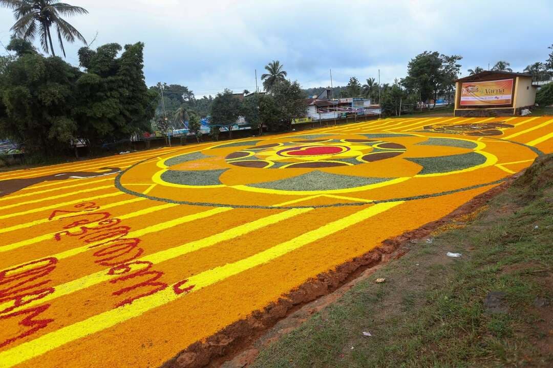 ജില്ലാതല ഓണം വാരാഘോഷത്തിന്റെ ഭാഗമായി ഇരുളം ഗവ ഹൈസ്കൂൾ ഗ്രൗണ്ടിൽ ഒരുക്കിയ 25000 ചതുരശ്ര അടി വിസ്തൃതിയുള്ള മെഗാ പൂക്കളം
#newsonewayanad
