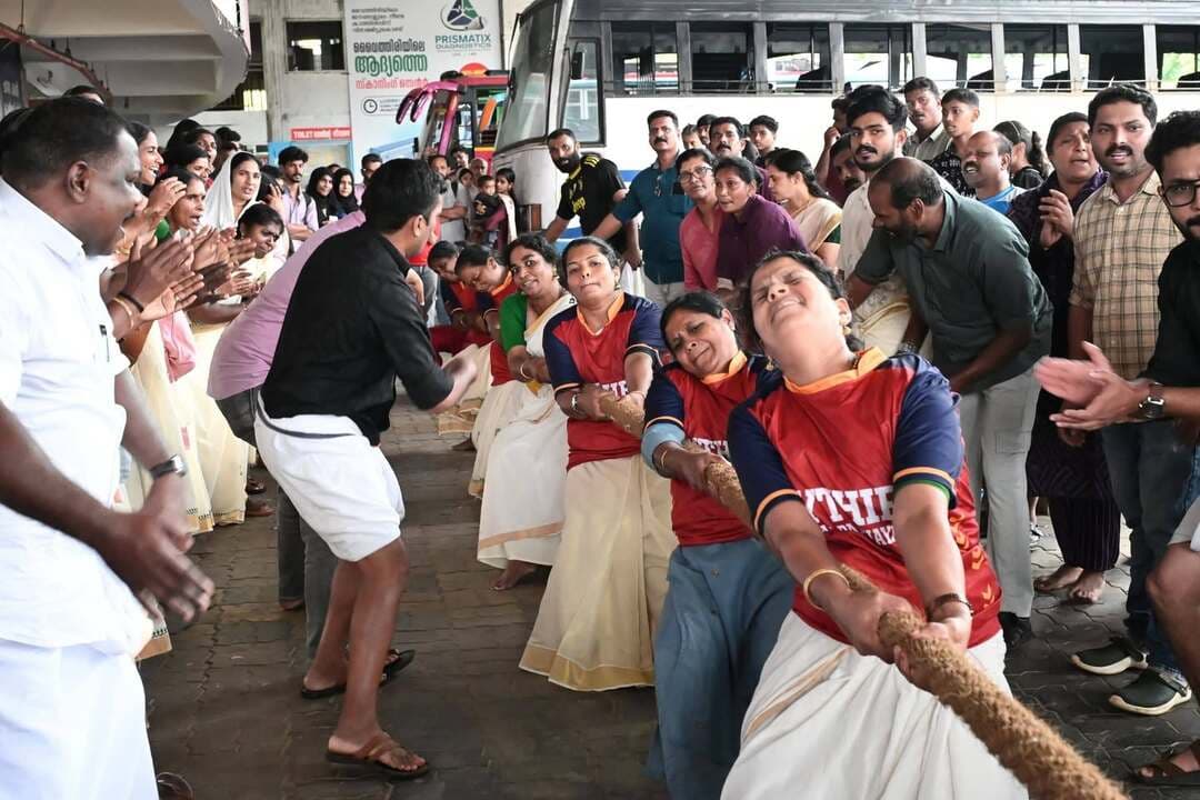 ഓണം വാരാഘോഷത്തിന്റെ ഭാഗമായി കൽപ്പറ്റ പുതിയ ബസ് സ്റ്റാൻഡ് പരിസരത്ത് നടന്ന വടംവലി മത്സരത്തിൽ വനിതാ വിഭാഗത്തിൽ വൈത്തിരി ഗ്രാമപഞ്ചായത്തിന് രണ്ടാം സ്ഥാനം
#newsonewayanad
