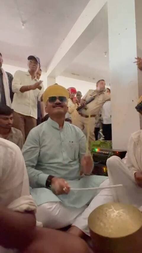 🔱 सावन के आखिरी सोमवार पर शिव भक्ति में डूबे डिप्टी CM बैरवा! 🕉️
दूदू के गैजी स्थित श्री शैलेश्वर महादेव मंदिर में डिप्टी सीएम डॉ. प्रेमचंद बैरवा ने भगवान भोलेनाथ का जलाभिषेक कर पूजा-अर्चना की। 🙏
भक्ति के रंग में रंगे बैरवा श्रद्धालुओं के साथ भजन-कीर्तन में शामिल हुए और वाद्य यंत्र बजाते नजर आए। 🎶🔱
महादेव से मांगी दूदू सहित पूरे राजस्थान में सुख, शांति, समृद्धि और खुशहाली की कामना। ❤️
🚩 हर-हर महादेव! 🔱
#Sawan #SawanSomvar #HarHarMahadev #Mahadev #PremchandBairwa Dudu Jaipur Rajasthan NewsUpdate ShivBhakti RajasthanNews