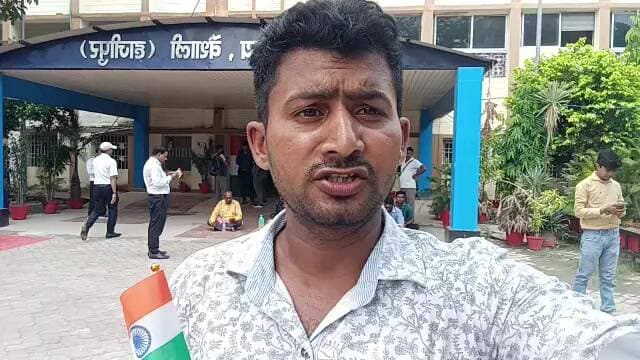 लोकतंत्र में मीडिया जनता और प्रशासन के बीच सेतु का काम करता है। ऐसे में मुख्यमंत्री के कार्यक्रम में पत्रकारों को कवरेज से रोकना गंभीर सवाल खड़े करता है।
📢 अब सवाल यह है कि पत्रकारों को कार्यक्रम में प्रवेश से क्यों रोका गया? क्या इसके पीछे कोई आधिकारिक आदेश है?
पूरे मामले पर प्रशासन की प्रतिक्रिया का इंतजार है।
#Vaishali #Hajipur #BiharNews #VaishaliNews #SamratChaudhary #CMBihar #Journalists #JournalistProtest #MediaFreedom #PressFreedom #BiharNews #YoungIndiaNews