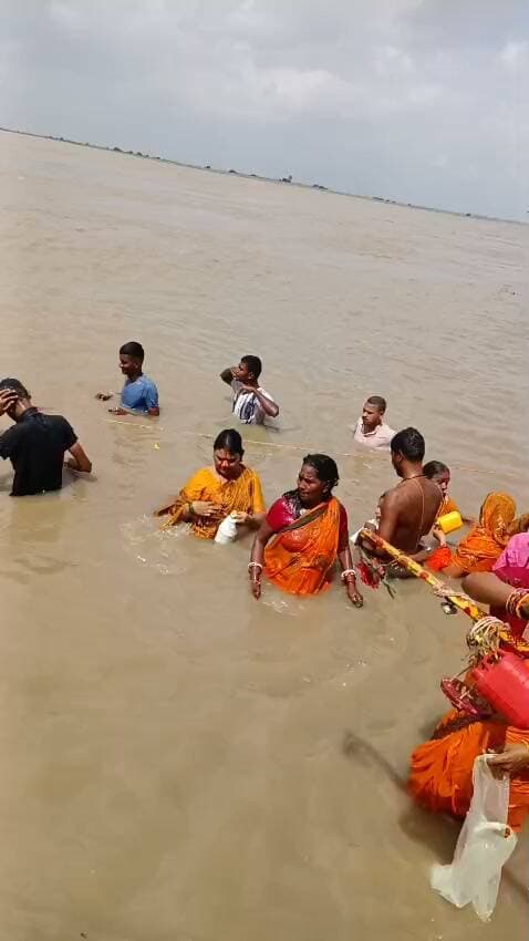 गंगा के बढ़ते जलस्तर के बीच मंगलवार सुबह कष्टहरणी घाट स्थित गंगा मंदिर के समीप श्रद्धालु जान जोखिम में डालकर स्नान करते नजर आए। घाट के पास करीब 10 फीट गहरा गड्ढा होने के बावजूद लोग बैरिकेडिंग और रस्सी को पार कर गंगा में जा रहे हैं।
#कष्टहरणी #गंगाघाट #Munger