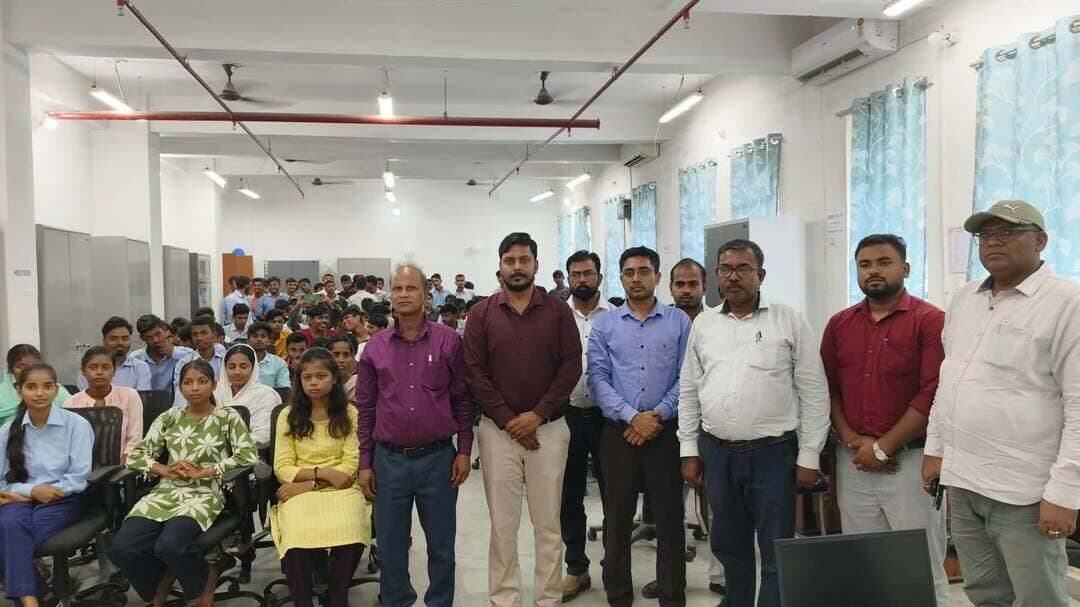 आज दिनांक 25.08.2026 को राजकीय ITI पुपरी में छात्रों के शिकायतों को सुलभ तरीके से प्राप्त करने एवं उसके प्रभावी निराकरण हेतु विद्यार्थी सहयोग शिविर का आयोजन अनुमंडल पदाधिकारी श्री गौरव कुमार के नेतृत्व में किया गया जिसमें संस्थान के छात्रों एवं छात्राओं द्वारा भाग लिया गया एवं संस्थान से अपनी समस्या एवं मांगो को रखा गया