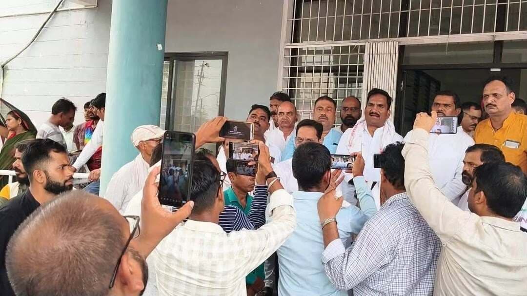 राष्ट्र प्रतीक तिरंगा अपमान मामले में विधायक रामनिवास शाह के खिलाफ कार्रवाई की मांग, कांग्रेस ने बैढ़न थाने का किया घेराव
सिंगरौली:राष्ट्र प्रतीक के अपमान के आरोप से जुड़े मामले में सिंगरौली विधायक रामनिवास शाह के विरुद्ध मामला दर्ज कर कानूनी कार्रवाई की मांग को लेकर जिला कांग्रेस कमेटी सिंगरौली शहर के अध्यक्ष प्रवीण सिंह चौहान के नेतृत्व में कांग्रेस के वरिष्ठ नेता एवं पदाधिकारी बैढ़न थाने पहुंचे।
कांग्रेस नेताओं ने पुलिस अधिकारियों के समक्ष विधायक के खिलाफ उचित कानूनी कार्रवाई की मांग रखी। साथ ही कांग्रेस पार्षद अनिल कुमार वैश्य के खिलाफ दर्ज प्रकरण को निरस्त करने की मांग भी उठाई।
कांग्रेस पदाधिकारियों ने पुलिस कार्रवाई पर आपत्ति जताते हुए दोनों मामलों में निष्पक्ष जांच और कार्रवाई की मांग की। पुलिस अधिकारियों से आश्वासन मिलने के बाद कांग्रेस नेताओं ने थाने का घेराव समाप्त किया।
कांग्रेस नेताओं ने कहा कि राष्ट्र का सम्मान सर्वोपरि है और अन्याय के विरुद्ध पार्टी की आवाज लगातार बुलंद रहेगी।