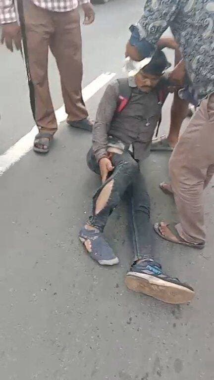 "লেদার কমপ্লেক্স" (১ নং গেট)_ ভয়াবহ পথ-দুর্ঘটনা_ যখম একাধিক_
#RoadAccident #বাসন্তী_হাইওয়ে #LeatherComolex Kolkata Traffic Police