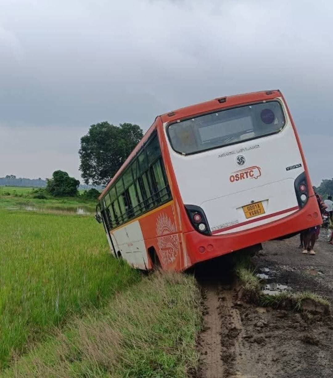 ଭାରସ୍ୟାମ ହରାଇ ରାସ୍ତା ତଳକୁ ଖସିଗଲା ମୁଖ୍ୟମନ୍ତ୍ରୀ ବସ(ଲଷ୍ମୀ ବସ) ଅଳ୍ପକେ ବର୍ତ୍ତିଗଲେ ୨୦ରୁ ଅଧିକ ଯାତ୍ରୀ। ସୂଚନା ଅନୁସାରେ ବାଲେଶ୍ଵର ଜିଲ୍ଲା ସିମୁଳିଆ ଥାନା ଆନନ୍ଦପୁର ପଞ୍ଚାୟତ ମହମ୍ମଦପୁର ଭଗ ସାହୁ ଗଢ଼ିଆ ନିକଟରେ । ମାର୍କୋଣାରୁ ଯାତ୍ରୀ ନେଇ ଅଡା ଯିବା ସମୟରେ ଘଟିଛି ଦୁର୍ଘଟଣା।
#latastnews #BreakingNews #OdishaNews #Roadaccident #laxmibus #balesore
